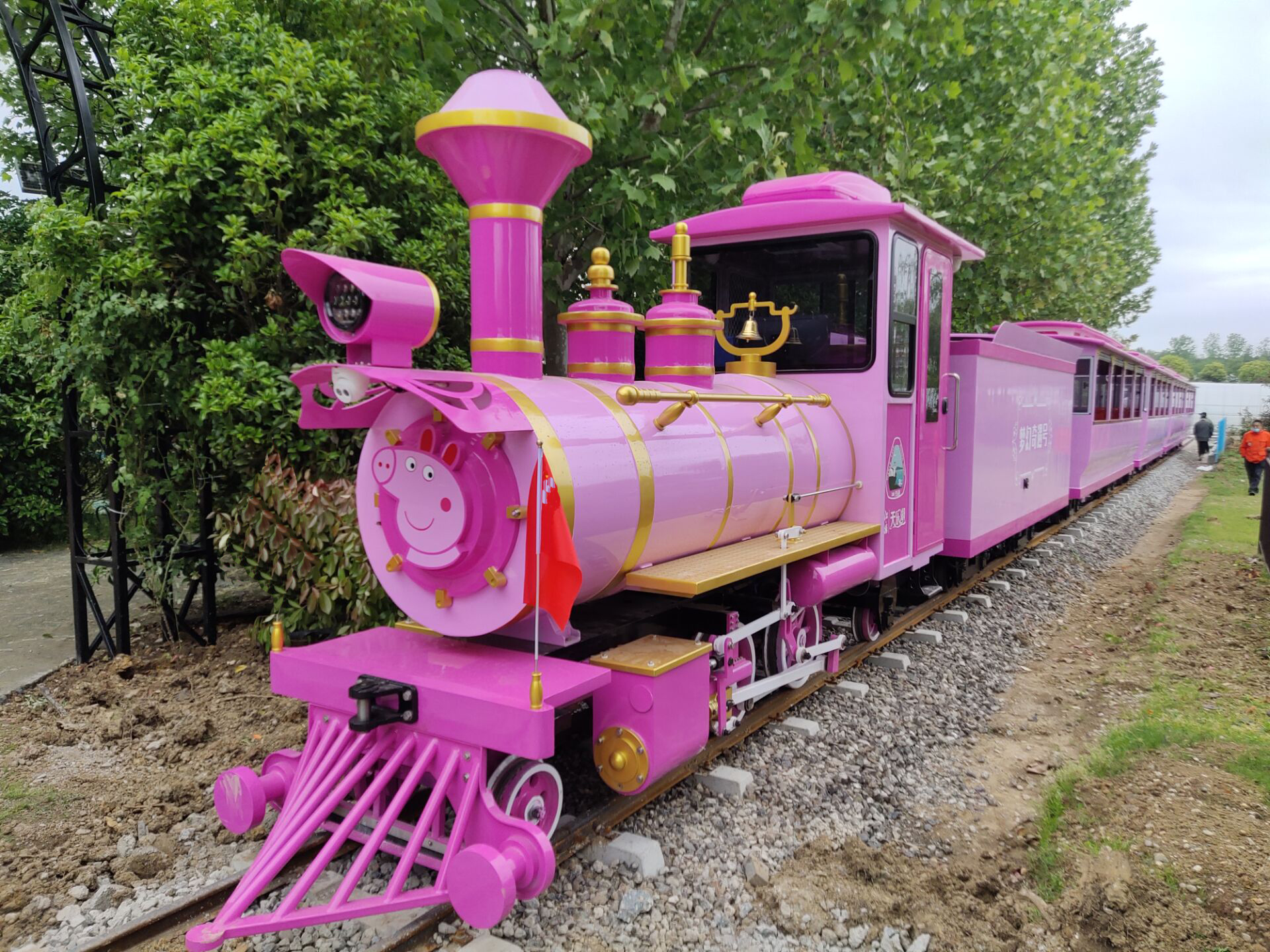 CHC-轨道  粉紫色观光小火车